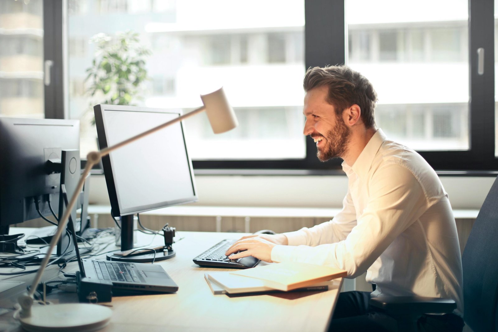 tudent learning Data Analytics with laptop – Novara Techno, Bangalore’s Best Data Analytics Institute
